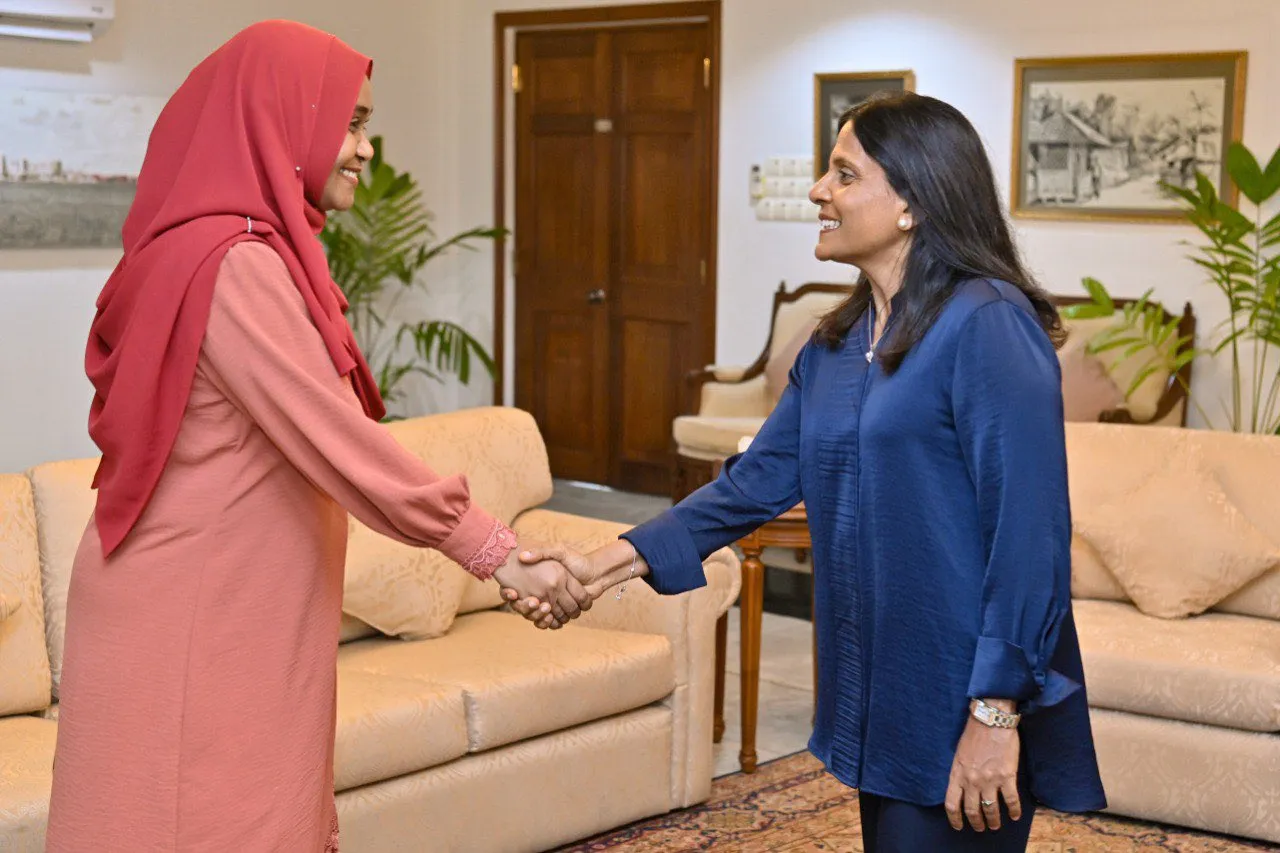 މެޑަމް ފަޒްނާއާއި އިންތިޚާބީ ރައީސްގެ އަނބިކަނބަލުން ބައްދަލުކުރައްވައިފި!