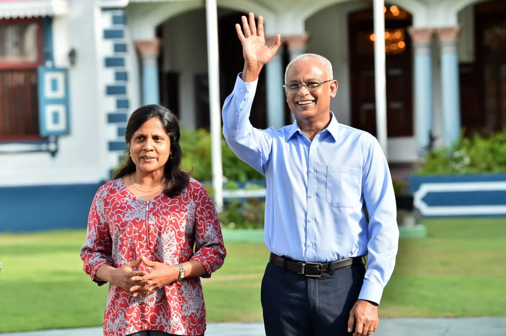 ރައީސް ޞާލިހްގެ ދެކަނބަލުން މުލިއާގެއިން ނިކުމެވަޑައިގެންފި