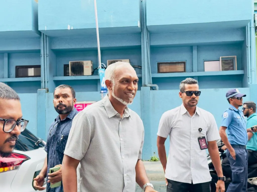 ޑރ މުއިއްޒު ދެވަނަ ބުރަށް ކެންޕެއިން ފަށްޓަވައި ހެންވޭރުގެ ގެތަކަށް ދޮރުން ދޮރަށް!