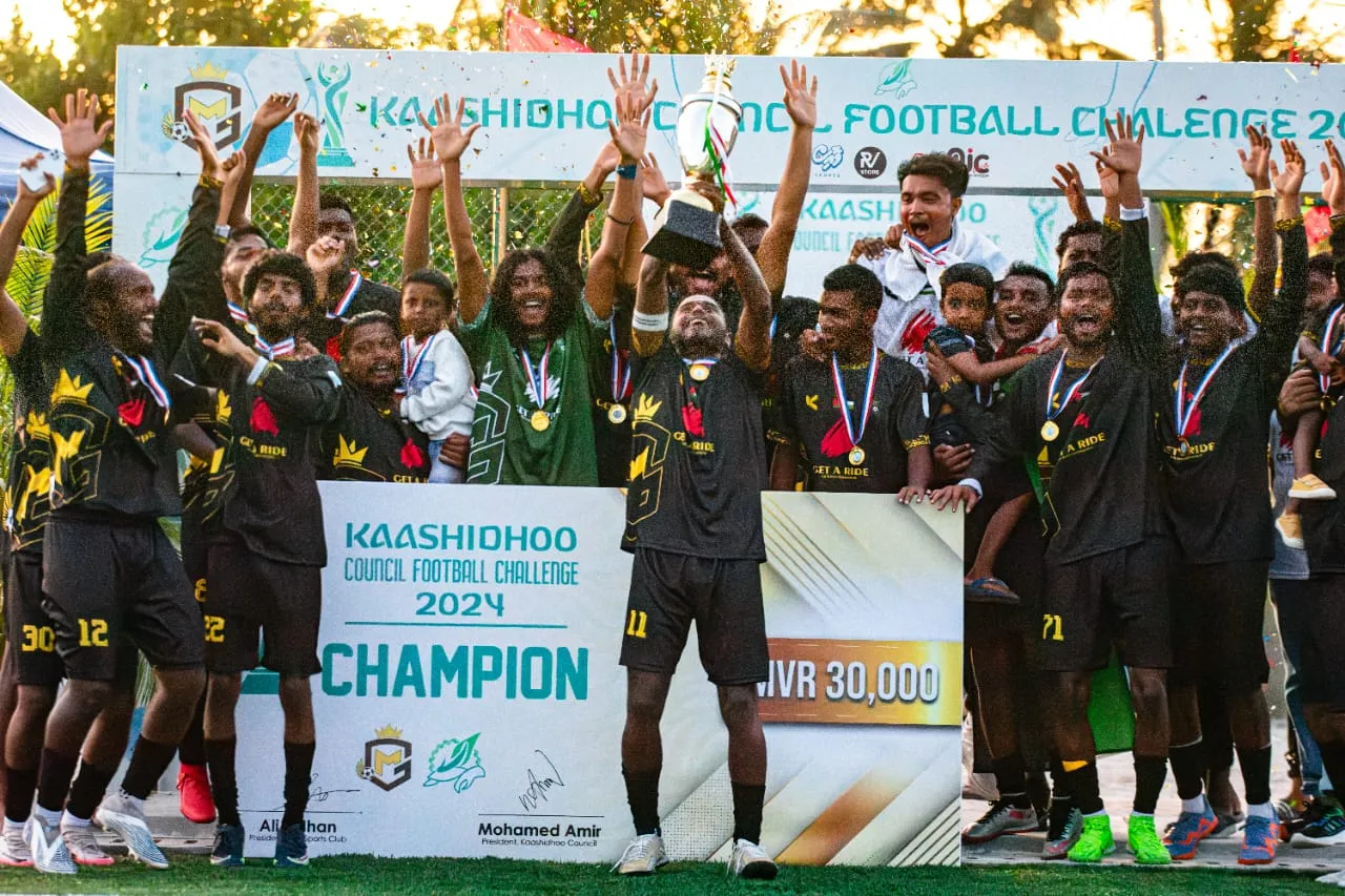 އެމްޖީ ފުޓްބޯޅަ ޓީމުގެ ކުޅުންތެރިން، މުބާރާތުގެ ޓްރޮފީއާއެކު.. ފޮޓޯ: އެމްޖީ ސްޕޯޓްސް ކުލަބު