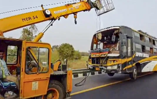 އިންޑިއާގައި ދެބުރި ބަހެއް ފުރޮޅާލައި 5 މީހުން މަރުވެއްޖެ 