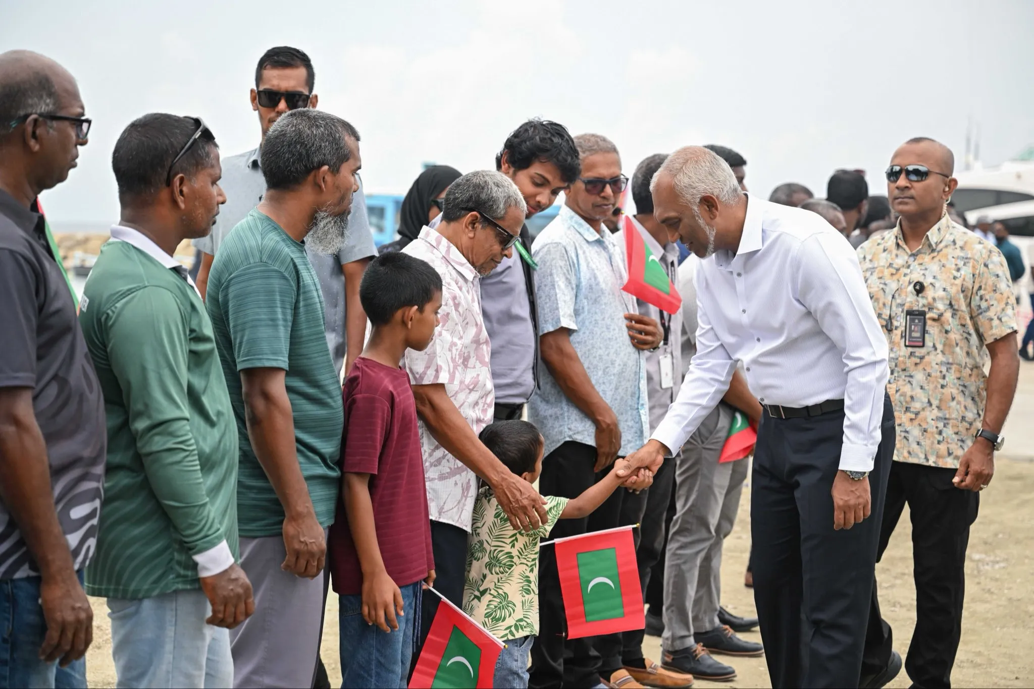 ށ. ފޭދޫއިން ރައީސަށް ހޫނު މަރުހަބާއެއް / ފޮޓޯ: ރައީސް އޮފީސް