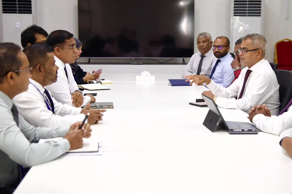 މިނިސްޓަރ ޠާރިޤު، ފެނަކައިގެ އާ މެނޭޖިންގ ޑިރެކްޓަރާ ބައްދަލުކުރައްވައިފި