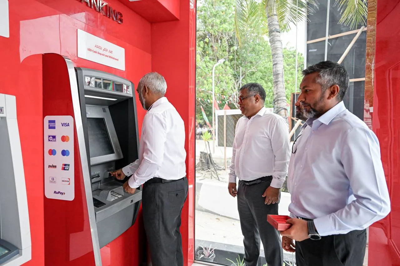 ތޮއްޑޫގައި ބީއެމްއެލް ޑޮލަރު އޭޓީއެމްގެ ހިދުމަތް ފެށުން... ފޮޓޯ: ރައީސް އޮފީސް