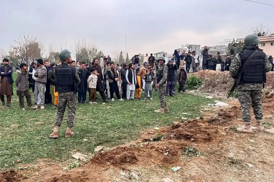 ހުކުރު ވަގުތު ޕާކިސްތާނުގެ މިސްކިތެއްގައި އެއްޗެއް ގޮއްވާލައިފި