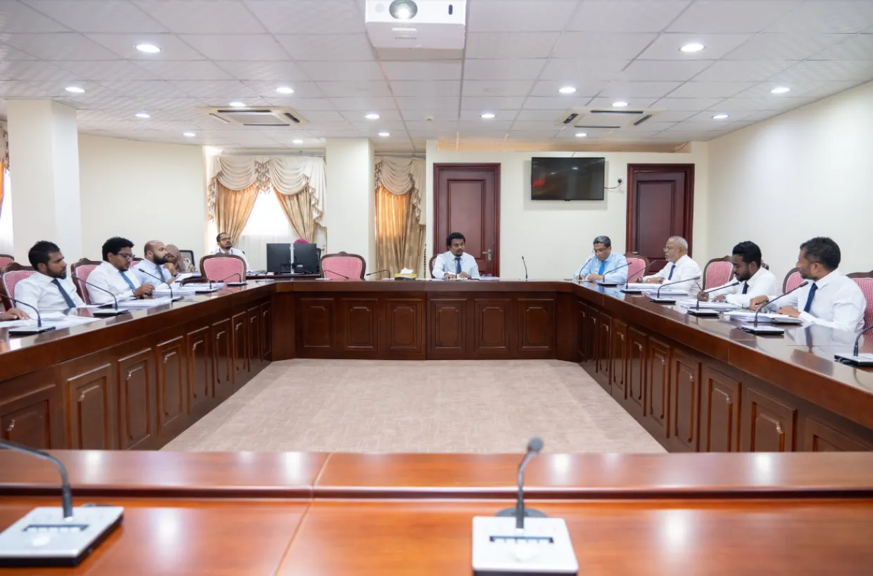 މިއަދު ބޭއްވި އިގްތިސޯދީ ކޮމިޓީގެ ބައްދަލުވުމުގެ ތެރެއިން:        ފޮޓޯ/ މަޖިލިސް