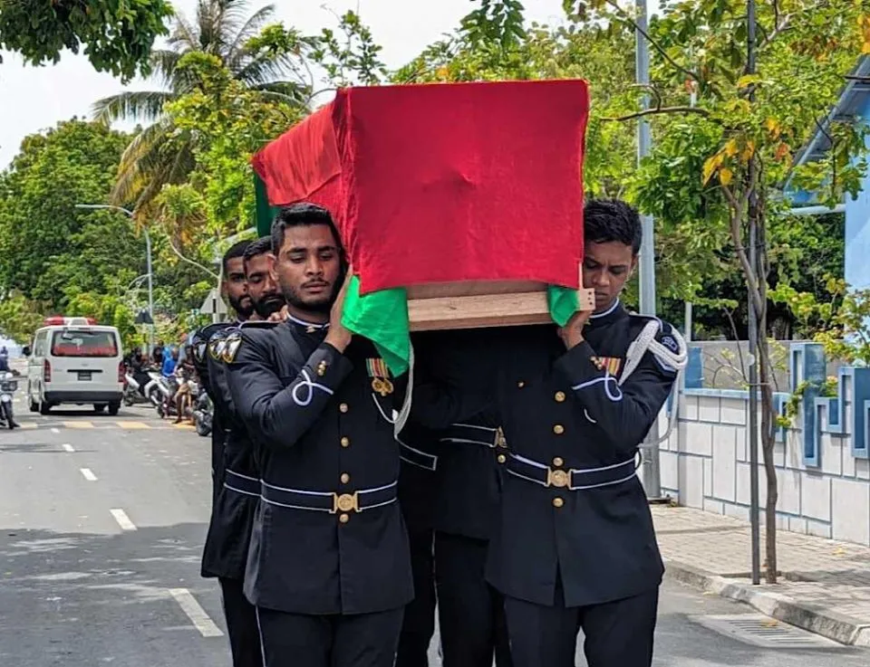 ޓްރެއިނިން ހަދަމުންދަނިކޮށް މަރުވި ޒައިދާންގެ ހަށިގަނޑު އުނގޫފާރަށް ގެންދިއުން/ ފޮޓޯ: ފައިނު އޮންލައިން