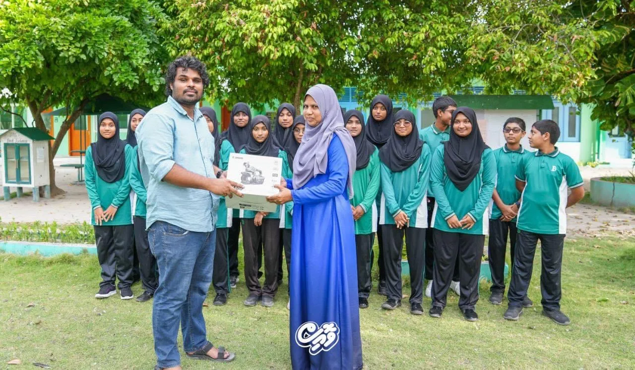 އުފެއްދުންތެރި ދަރިވަރުންތަކެއް ބިނާ ކުރުމަށް ‘ވޮއިސް’ގެ ފަރާތުން އިނގުރައިދޫ ސްކޫލަށް ކެމެރާ ސެޓެއް ހަދިޔާކޮށްފި