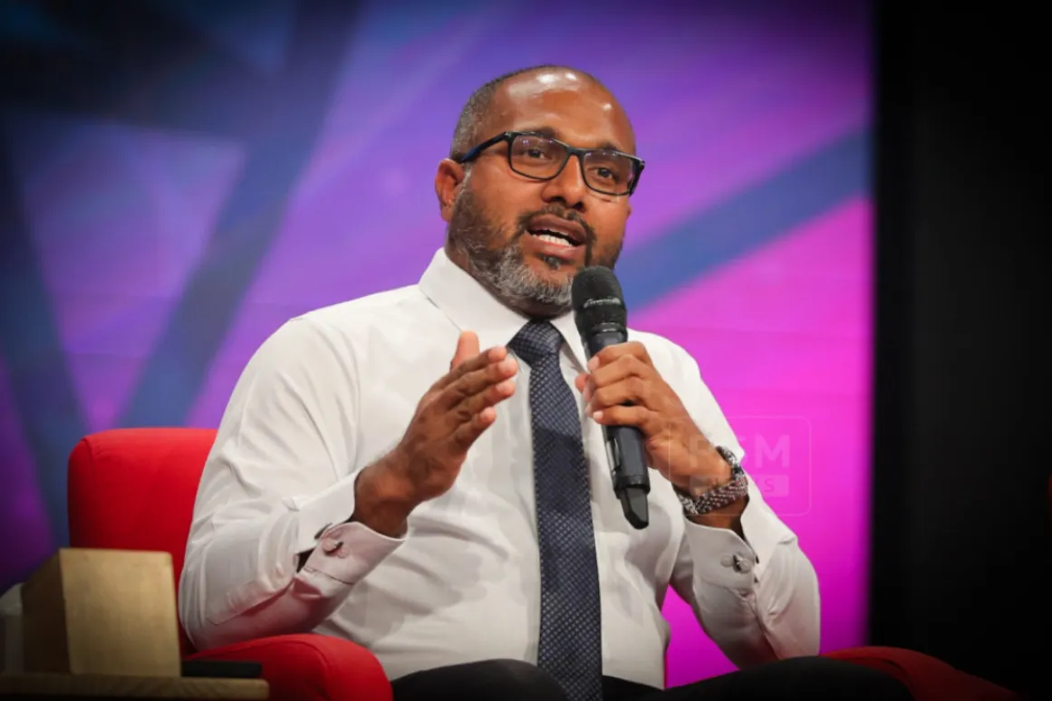 ރޭގެ ފޯރަމްގައި ވަޒީރު އިހްސާން ވާހަކަ ދައްކަވަނީ-ފޮޓޮޯ/ ޕީއެސްއެމް