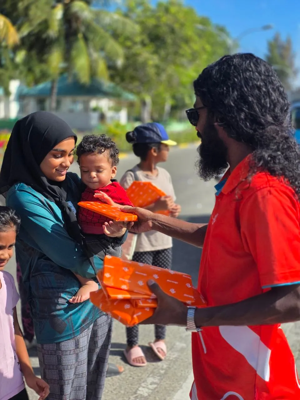 ދިރާގުގެ 'ޢީދު ސަޔާއި ޢީދު ހަދިޔާ' ހަރަކާތުގެ ތެރެއިން / ފޮޓޯ؛ ދިރާގު