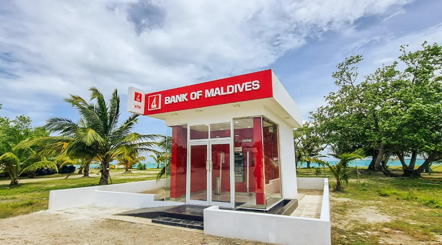 ބީއެމްއެލްގެ އޭޓީއެމަކުން މީހަކު ހިދުމަތް ހޯދަނީ.. ފޮޓޯ: ބީއެމްއެލް