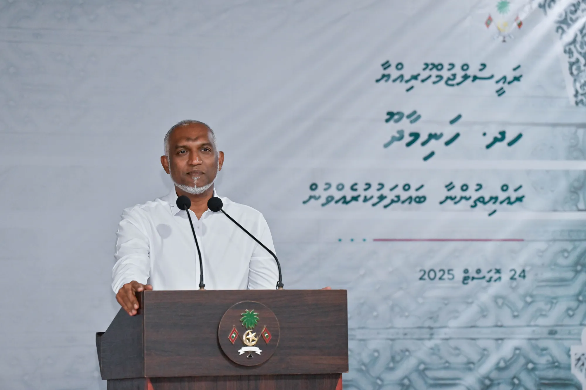 ރައީސް ހަނިމާދޫ ރައްޔިތުންނާއި ބައްދަލު ކުރެއްވުން