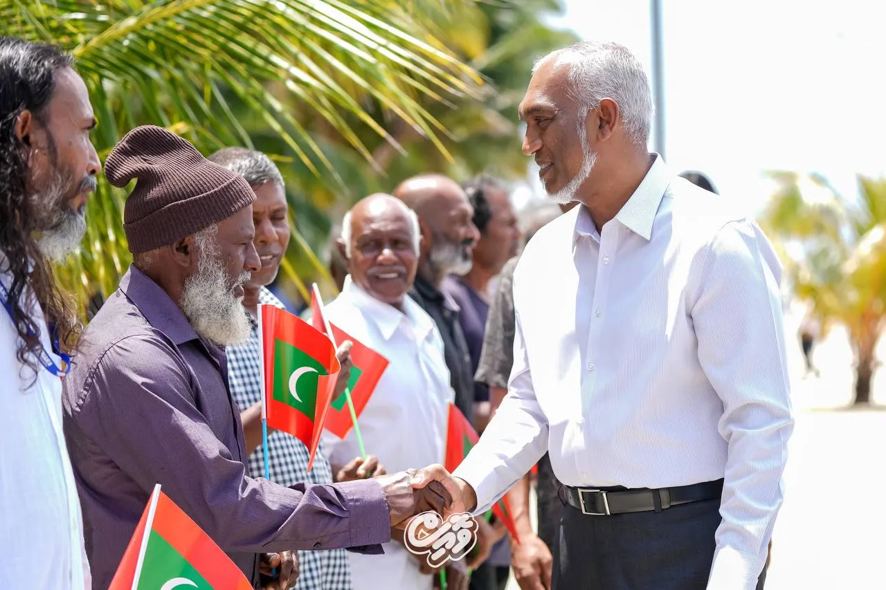 ރައީސް މުޢިއްޒު އަތޮޅުތަކަށް ކުރައްވާ ދަތުރުފުޅުގެ ތެރެއިން: ފޮޓޯ/ ވޮއިސް