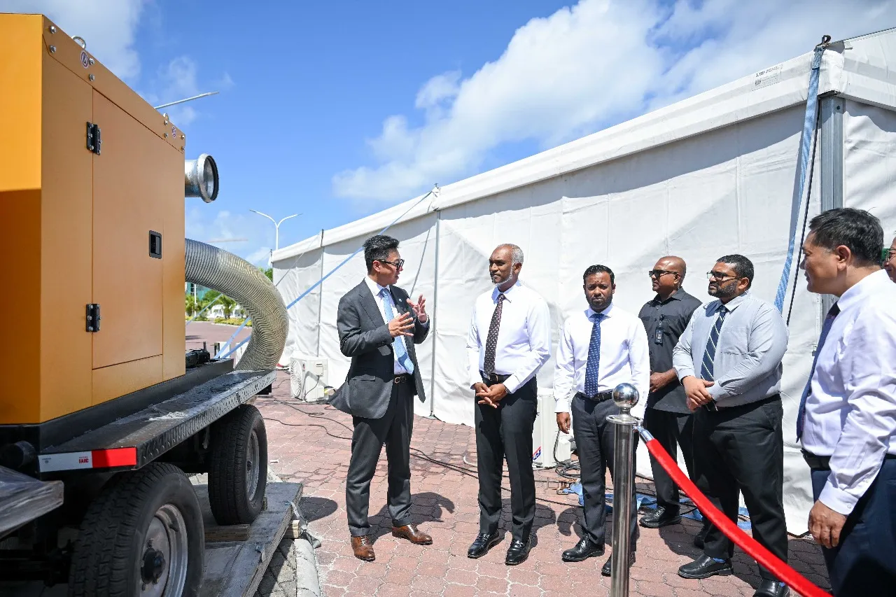 ޗައިނާ ކުންފުނިން ރާއްޖެއަށް ފެންހިންދާ ޕަމްޕުތަކެއް ހަދިޔާކުރުން.. ފޮޓޯ: ރައީސް އޮފީސް