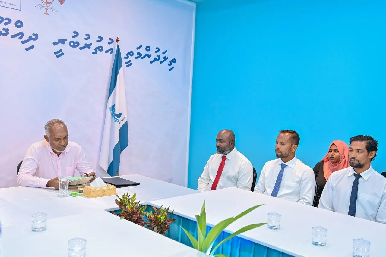 ރައީސުލްޖުމްހޫރިއްޔާ ޑރ މުހައްމަދު މުޢިއްޒު ދިއްދޫ ކައުންސިލާއި އަންހެނުންގެ ތަރައްޤީއަށް މަސައްކަތްކުރާ ކޮމިޓީއާއި ބައްދަލުކުރެއްވުން--ފޮޓޯ/ރައީސް އޮފީސް