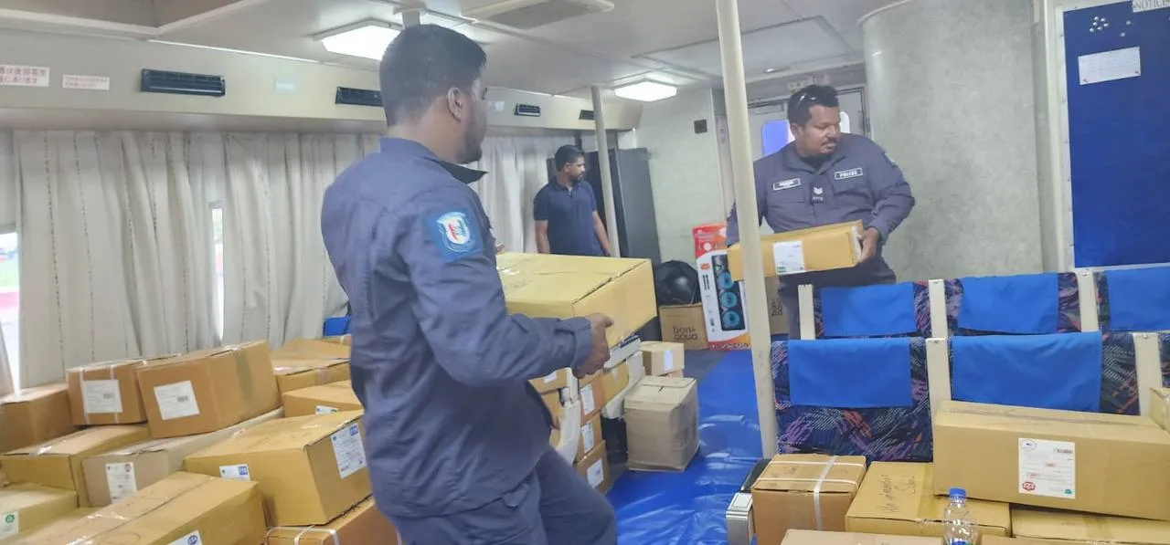 ދިރާސީ އައު އަހަރަށް ދަރިވަރުންނަށް ބޭނުންވާ ފޮތްތައް ރަށްރަށަށް ގެންދިއުމުގެ މަސައްކަތް ފުލުހުން ފަށައިފި