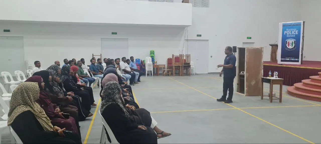 ރ. އަލިފުށީގައި ކުރިއަށް ގެންދިޔަ އަލިފާނުގެ ހާދިސާތަކާގުޅޭ ހޭލުންތެރިކުރުމުގެ ސެޝަން - ފޮޓޯ: ދިވެހި ފުލުހުންގެ ޚިދުމަތް