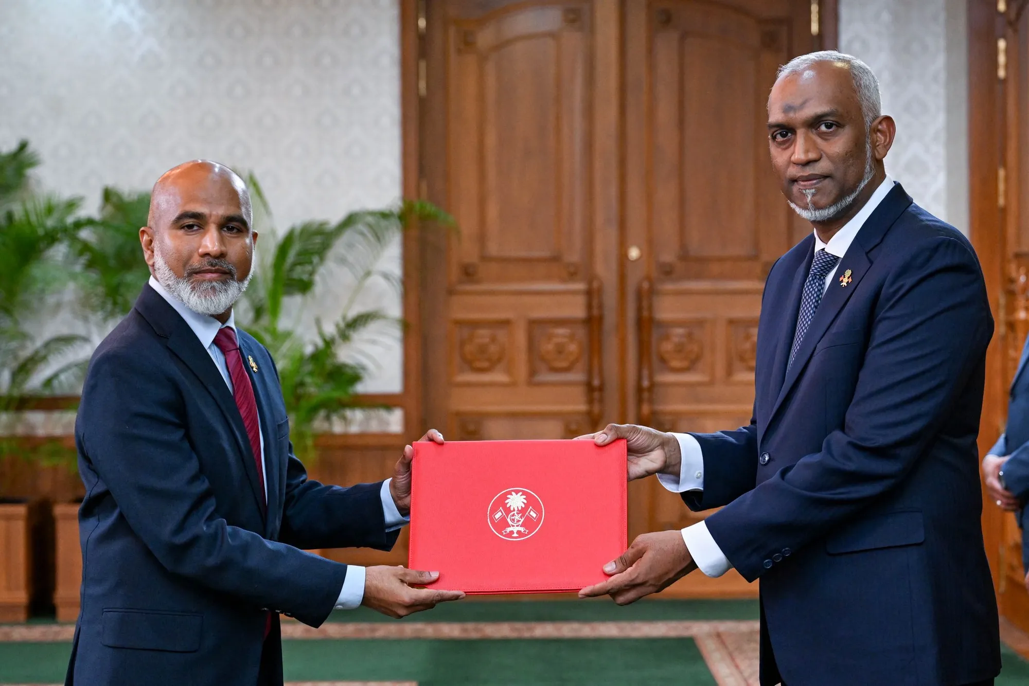 ވަޒީރު އިސްމާއިލް ޝަފީއު ރައީސް މުޢިއްޒާއެކު - ފޮޓޯ: ރައީސް އޮފީސް