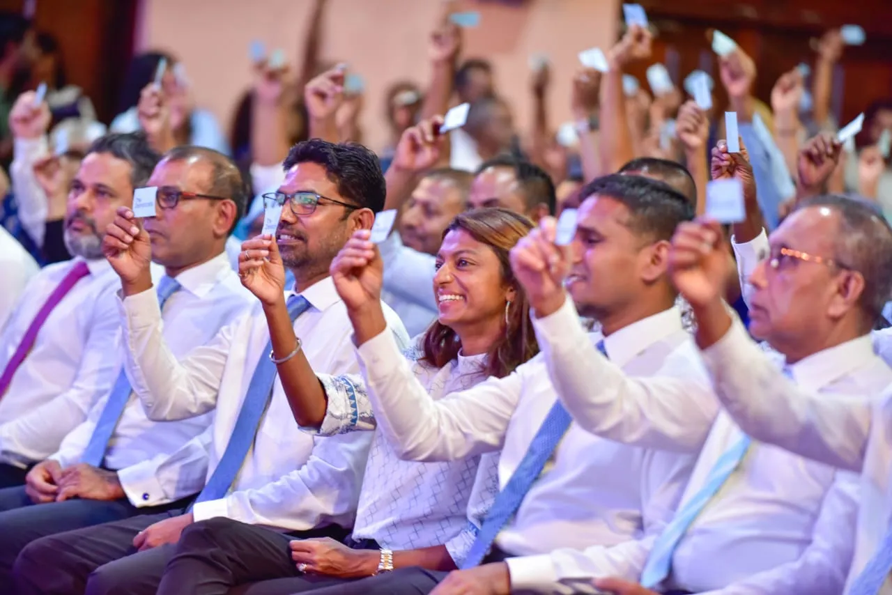 ދަ ޑިމޮކްރެޓްސްގެ އިސްވެރީން -- ފޮޓޯ: ވޮއިސް