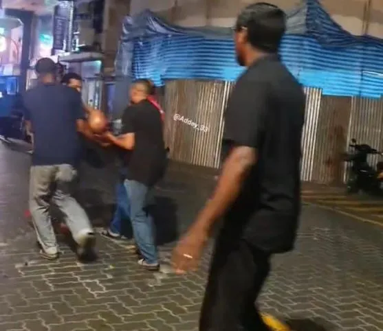 ނަމާދުން ފައިބައިގެން ދިޔަ މީހެއްގެ ގައިގައި ސައިކަލަކުން ޖެހި އައިސީޔޫގައި