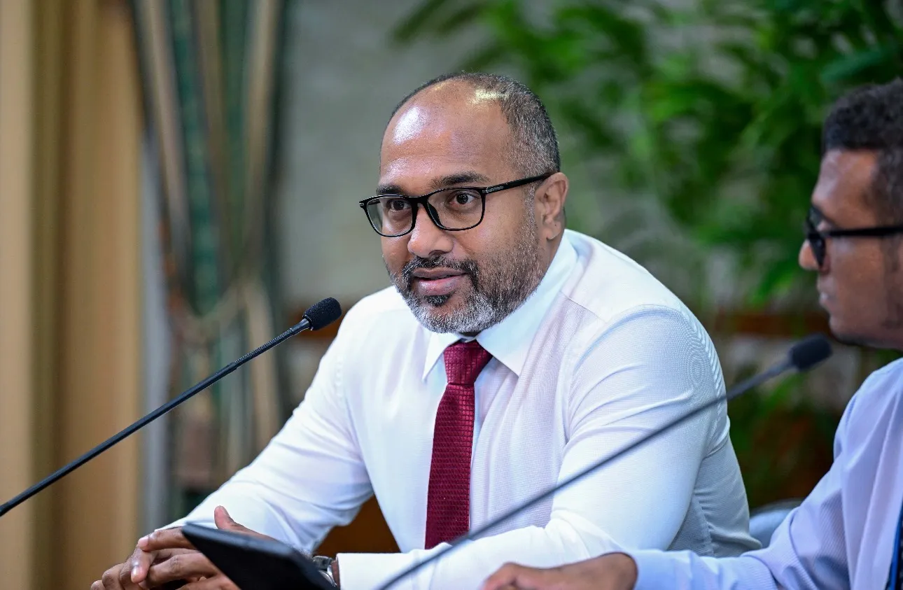 ކަޅު ބާޒާރަށް ފައިސާ ފޯރުކޮށްދެނީ މަޝްހޫރު ރިސޯޓުތަކުން؛ އެއީ މަނީ ލޯންޑަރ ކުރުން: އިޙްސާން