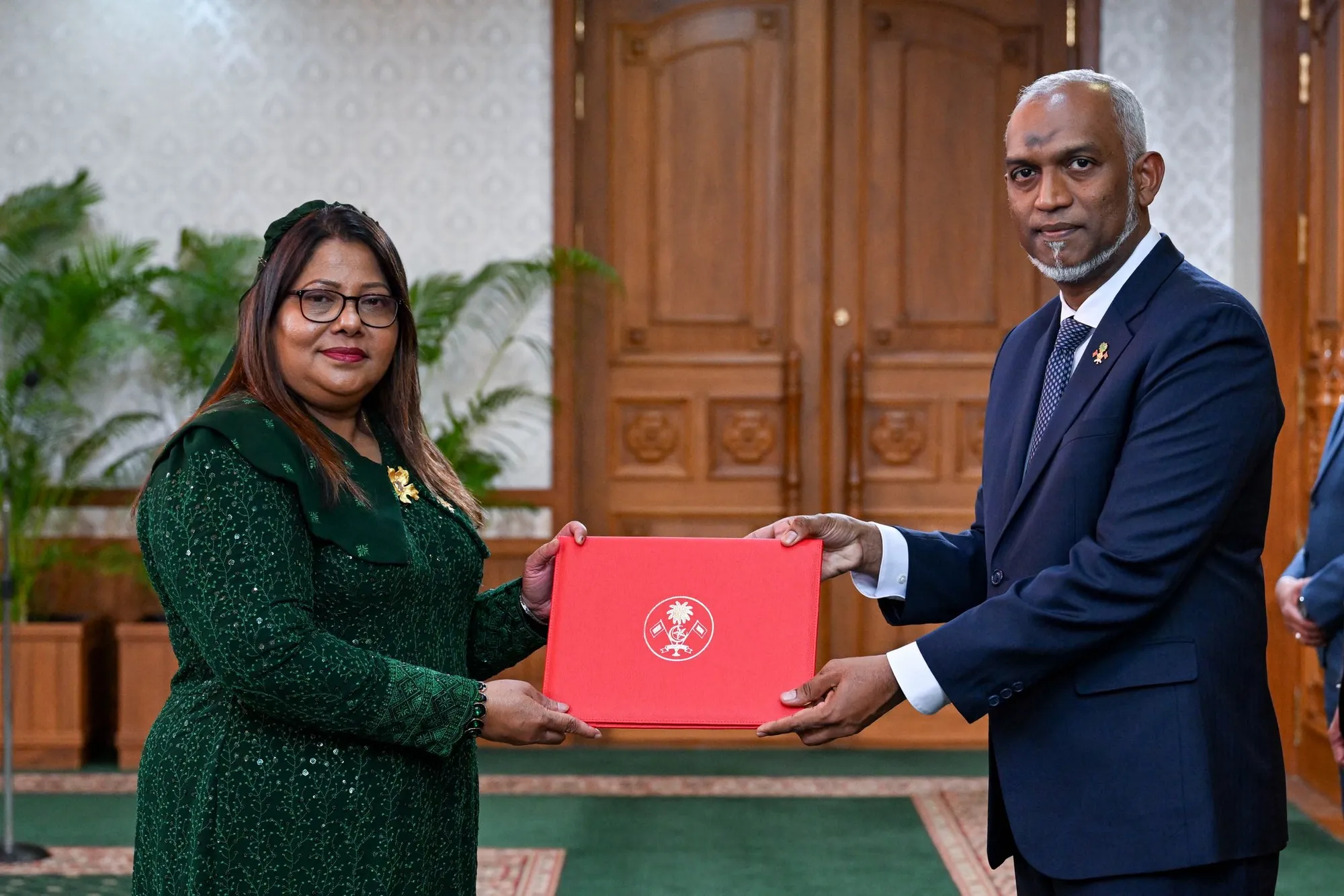 ވަޒީރު ގީލާ އަލީ ރައީސް މުޢިއްޒާއެކު - ފޮޓޯ: ރައީސް އޮފީސް
