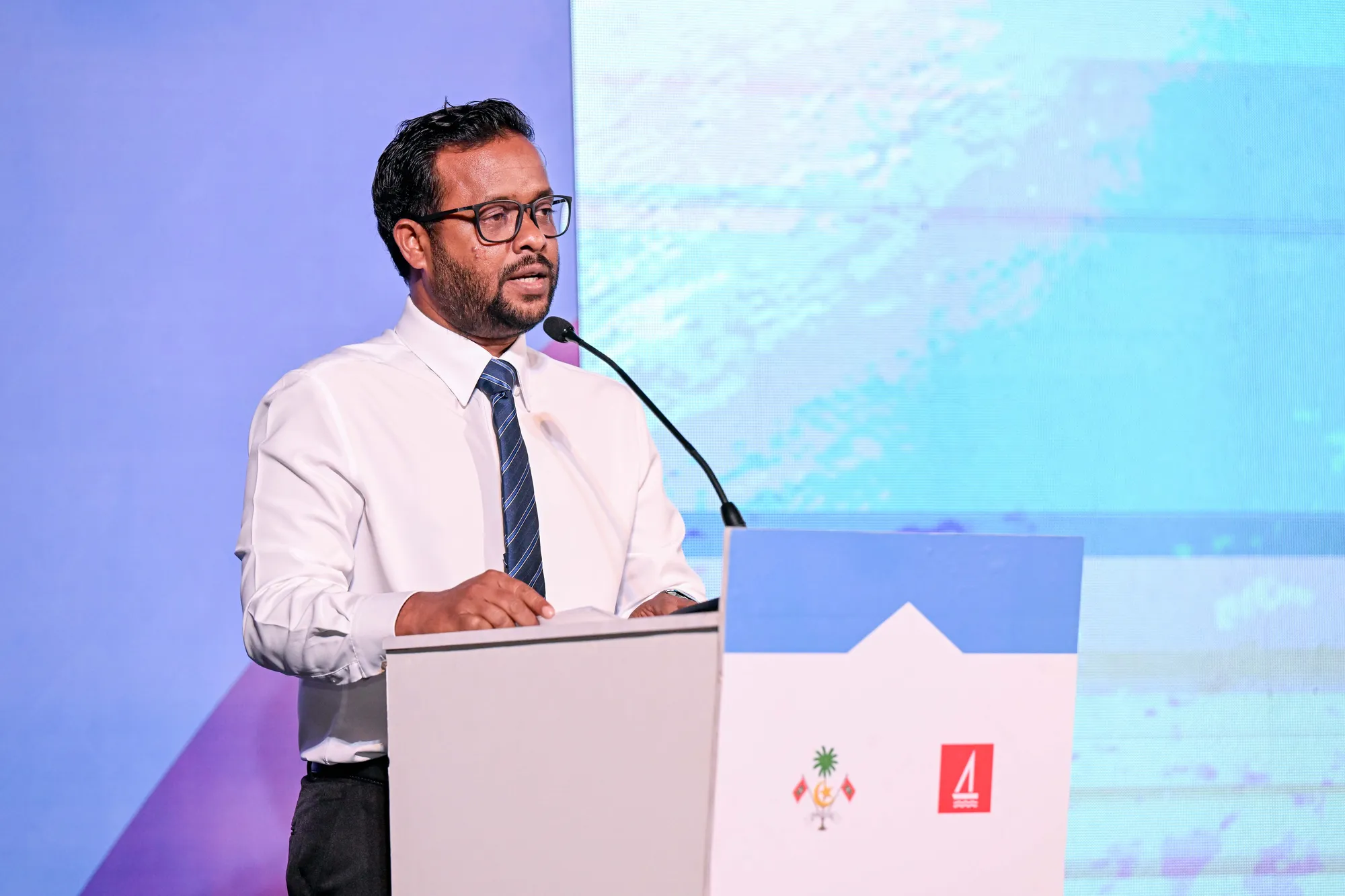 ބޯހިޔާވަހިކަން ފޯރުކޮށްދިނުމަށް މަސައްކަތްކުރުމަށް ސަރުކާރު އޮތީ ކޮންޓްރެކްޓަރުންނާއެކު: މުއްތަލިބް