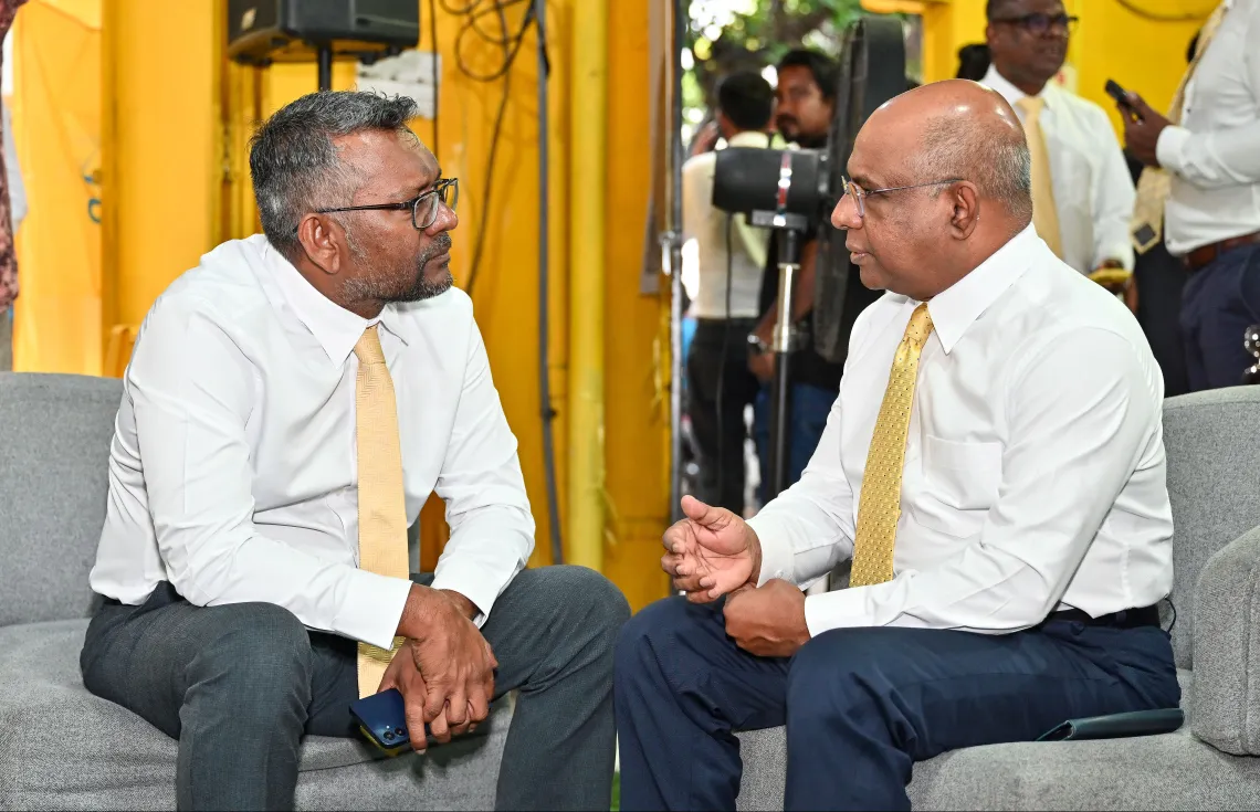 އެމްޑީޕީގެ 20 ވަނަ އަހަރީ ދުވަސް ފާހަގަކުރުމަށް އިއްޔެ ބޭއްވި ދިދަ ނެގުމުގެ ހަރަކާތުގެ އަރިމަތިން އެ ޕާޓީގެ ޗެއާޕާސަން ފައްޔާޒާއި ޕާޓީގެ ރައީސް ޝާހިދު މަޝްވަރާއެއްގައި.--- ފޮޓޯ: އެމްޑީޕީ