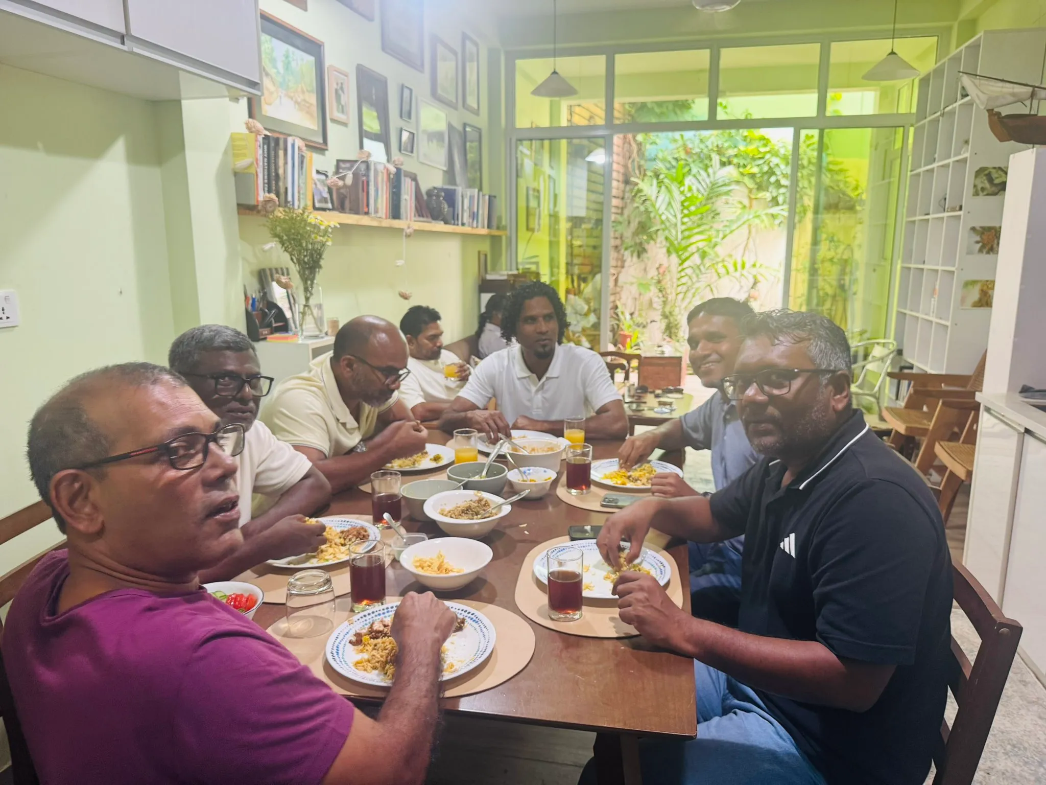 ބޮޑު ބަދަލު ގުރޫޕުން ނިކުންނެވި ވާހަކަ އާންމުވުމާއެކު، ނަޝީދު އާއި ފައްޔާޒް މެންދުރުގެ ފަރިއްކޮޅެއްގައި