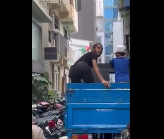 އާންމު އިޖުތިމާއީ މިންގަނޑާއި ހިލާފުވިކަމަށް ތުހުމަތު ކުރެވޭ މީހާ ފުލުހުން ހައްޔަރުކޮށްފި