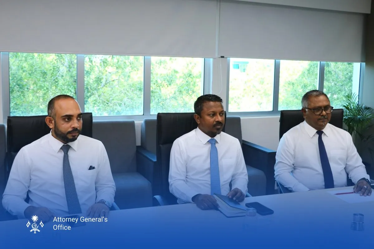 ބަންޑާރަ ނާއިބު ނޫސްވެރިންނާއި ބައްދަލުކުރެއްވުން: ފޮޓޯ/ އޭޖީ އޮފީސް