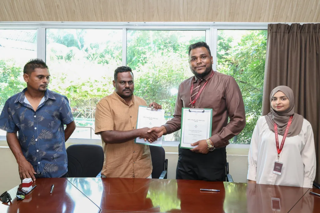 ބައެއް ޖަމިއްޔާތަކާއެކު އެއްބަސްވުމުގައި ސޮއިކުރުން