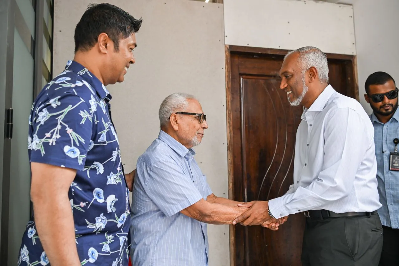 ރައީސް ޑރ.މުޢިއްޒު ހެންވޭރު ދެކުނު ދާއިރާގެ ދޮރުން ދޮރަށް!