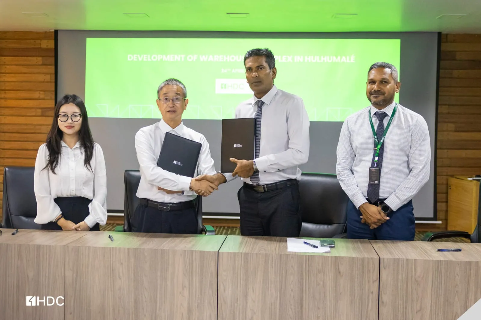 ވެއާހައުސިންގ ކޮމްޕްލެކްސް އިމާރާތްކުރުމުގެ އެއްބަސްވުމުގައި ސޮއިކުރުން-- ފޮޓޯ: އެޗްޑީސީ