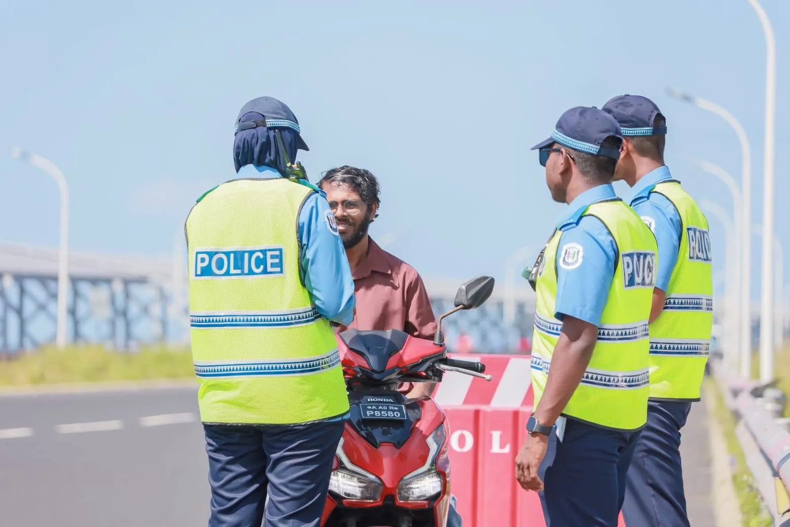 ޓްރެފިކް ޑިއުޓީގައި ހުރި ފުލުހެއްގެ ގައިގައި ސައިކަލުން ޖެއްސި މީހާ ބަންދުކޮށްފި