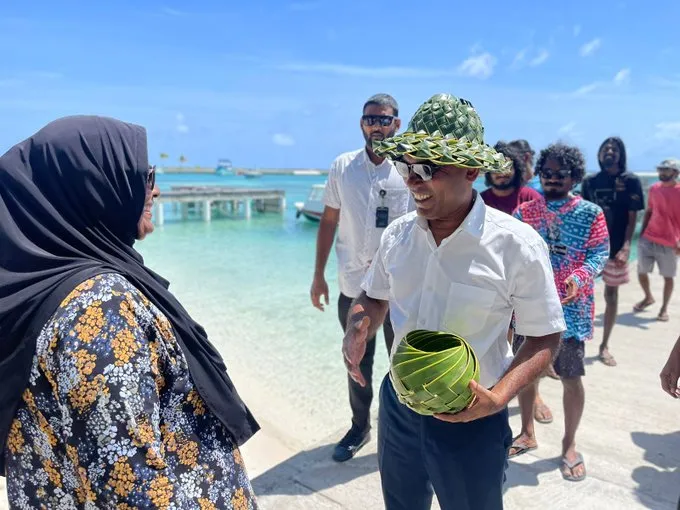 ދަ ޑިމޮކްރެޓްސްގެ ސިޔާސަތު 'ފަސޭހަ ވިޔަފާރި' 36 ރަށެއްގައި ލޯންޗް ކުރަނީ!