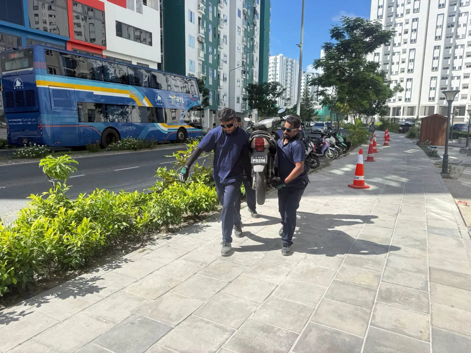 ދުވާރުތައް މަތީގައި ޕާކުކޮށްފައި ހުރި ސައިކަލްތައް ފުލުހުން ޓޯވ ކުރަން ފަށައިފި