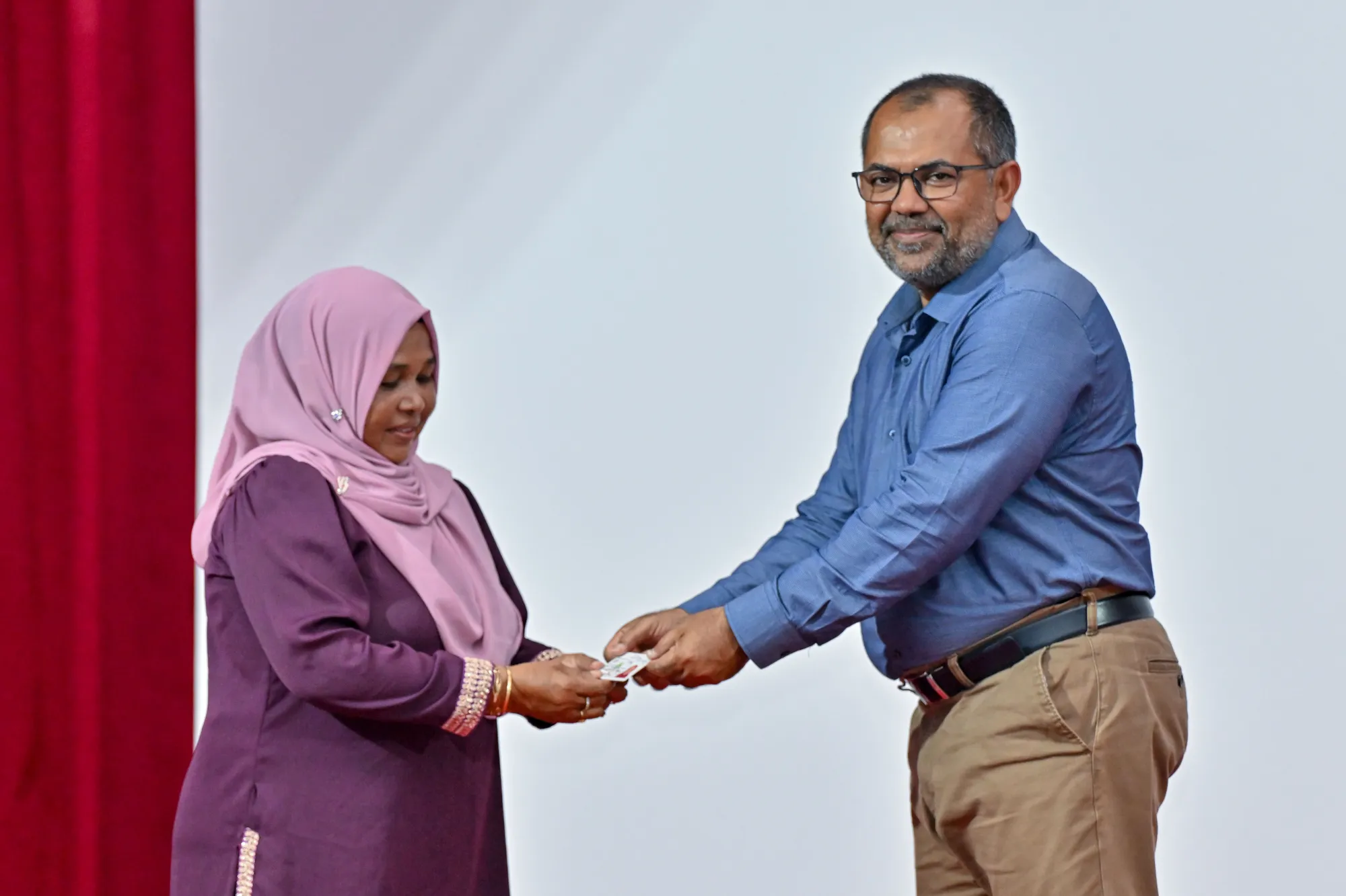ރައީސް ވިދާޅުވި މުއްދަތަށްވުރެ އަވަހަށް، ހުރިހާ އަތޮޅަކުން އައިޑީކާޑު ލިބޭނޭ އިންތިޒާމު ހަމަޖައްސައިފި
