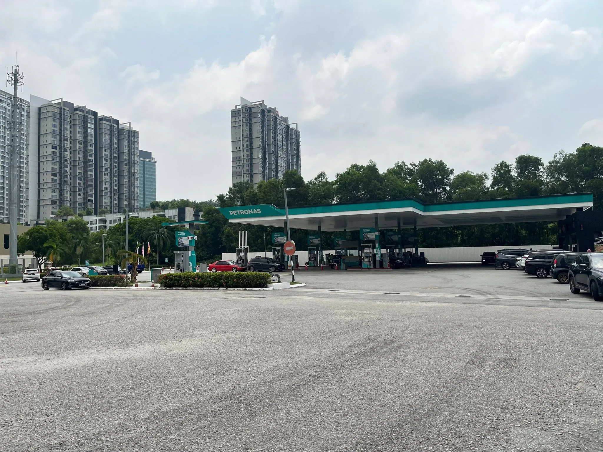 ތެލުގެ ދަތިކަން ބޮޑުވެ މެލޭޝިއާގައި ސަރުކާރު މުވައްޒަފުން ގޭގައި ތިބެ މަސައްކަތް ކުރާގޮތަށް ހަމަޖައްސައިފި