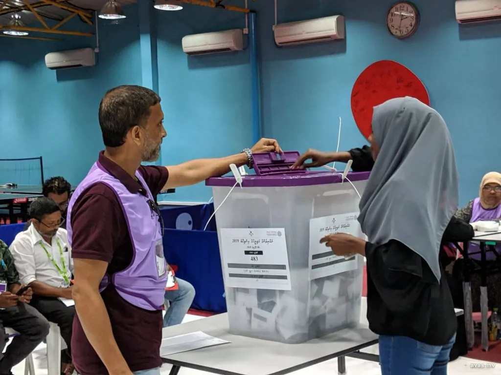 އިންތިހާބެއްގައި ވޯޓު ލުމުގެ ތެރެއިން-- ފޮޓޯ: އަވަސް