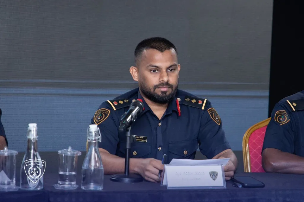 އިމިގްރޭޝަނުން ކުރިއަށް ގެންދިޔަ ޕްރެސްއެއްގެ ތެރެއިން -- ފޮޓޯ: އިމިގްރޭޝަން