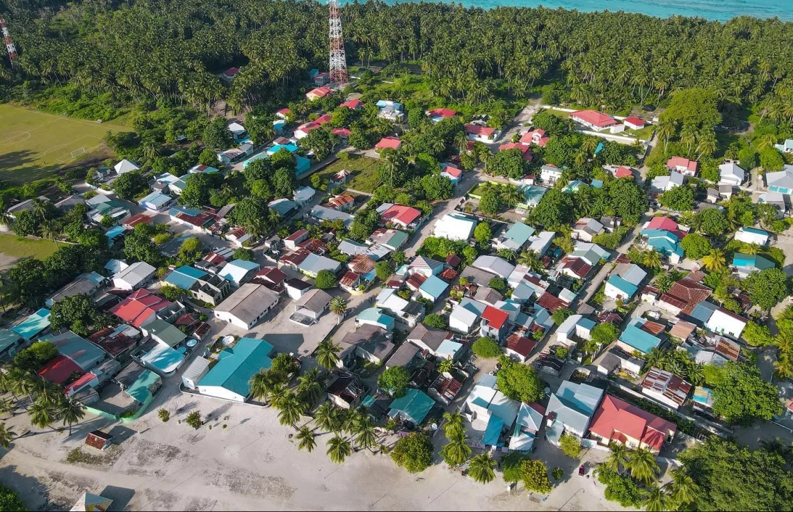 ބިދޭސީ ޓީޗަރަކު ކަނޑޫދޫ ދަރިވަރެއްގެ އިނގިލި އަނބުރާލާ ހުޅުން ނައްޓާލި މައްސަލައެއް