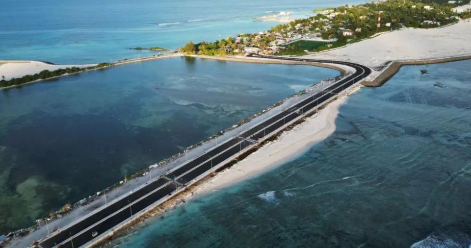 އައްޑޫ ސިޓީ ބްރިޖުގައި ހިނގި ނުރައްކާތެރި އެކްސިޑެންޓެެއްގައި އަނިޔާވި މީހަކު ނިޔާވެއްޖެ!