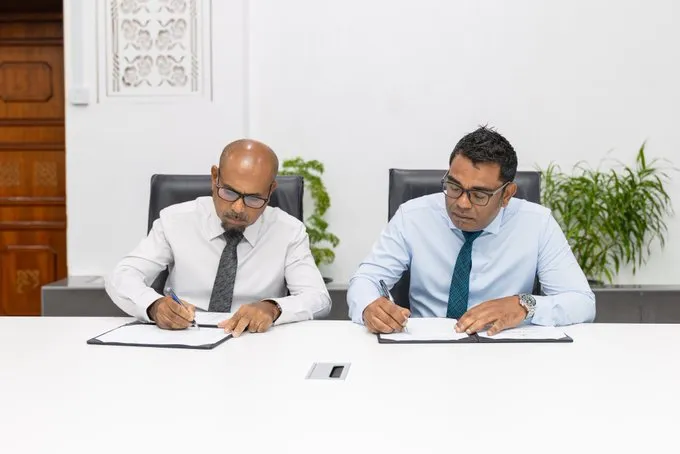 ހިމަންދޫ، ހުޅުދުއްފާރު އަދި ވައިކަރަދޫގެ ތަރައްޤީއަށް މުހިންމު މަޝްރޫޢުތަކެއްގައި ސޮއިކޮށްފި
