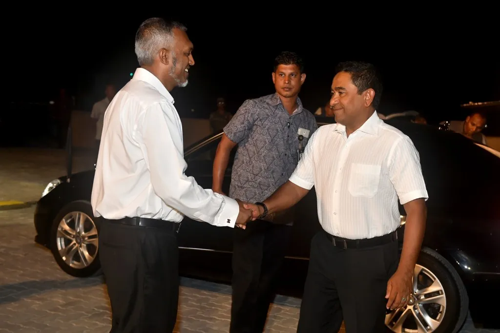 ދިވެހިން އެކަތިގަނޑަކަށްވެ ޑރ. މުޢިއްޒު ވެރިކަމަށް އިންތިޚާބު ކުރަން ރައީސް ޔާމީންގެ އިލްތިމާސެއް!