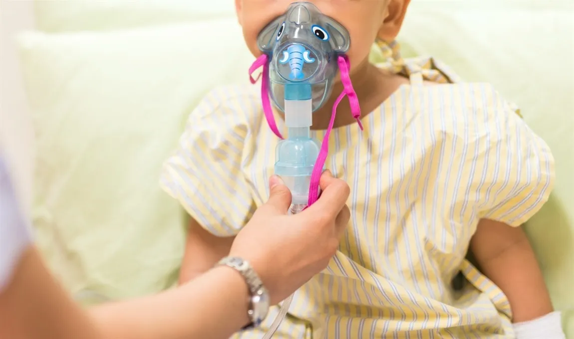 A child receiving respiratory treatment with nebulizer (Photo/Blanscape)