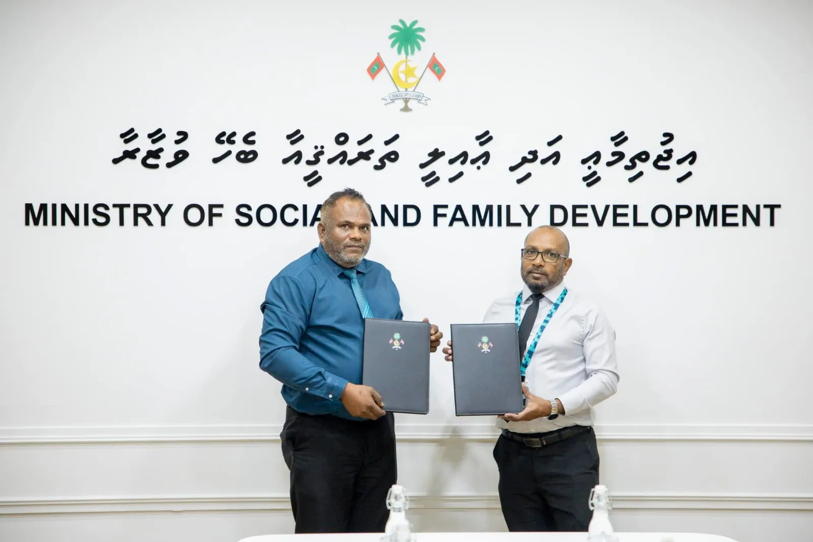 އިޖުތިމާއީ އަދި ޢާއިލީ ތަރައްގީއާ ބެހޭ ވުޒާރާއާއި، މޯލްޑިވަސް ޕޯޓްސް ލިމިޓެޑާ ދެމެދު ފަހުމުނާއެއްގައި ސޮއިކުރުމުގެ ތެރެއިން: ފޮޓޯ/