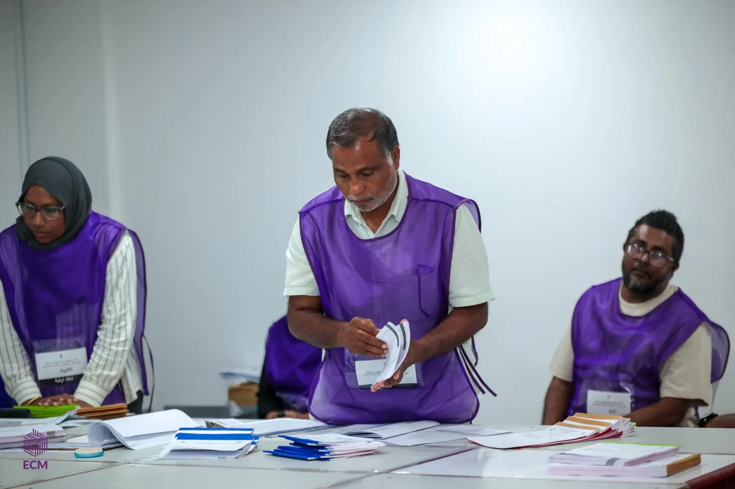 ނަތީޖާ ލިބެން ފަށައިފި، ދެ އިންތިޚާބު އެއްކޮށްލުމަށް ބުނަނީ ނޫނެކޭ