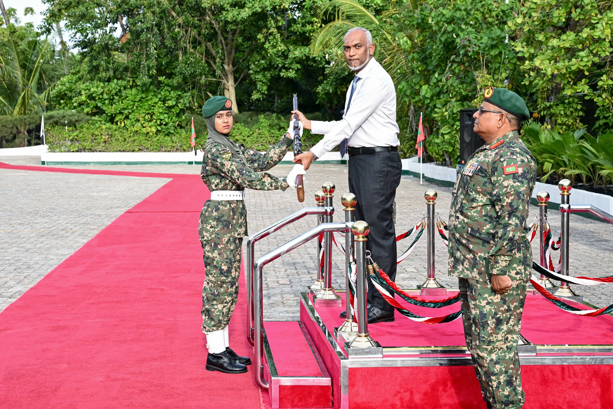 އަސާސީ ތަމްރީން ފުރިހަމަ ކުރި ކުދިންނަށް ބަޑި ހަވާލު ކުރަނީ -- ފޮޓޯ: ރައީސް އޮފީސް