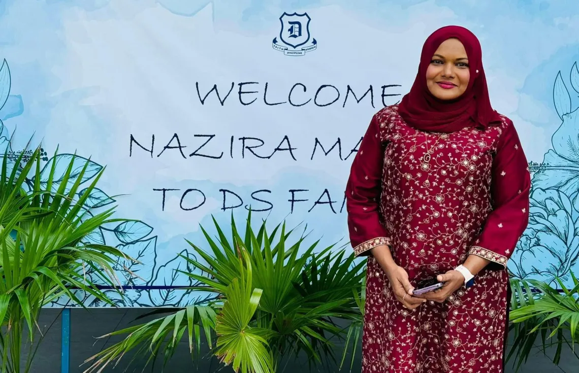 އިއްޒުއްދީން ސްކޫލުގެ ކުރީގެ ޕްރިންސިޕަލް ނާދިރާ ހަސަން ދަރުމަވަންތަ ސްކޫލުގެ ޕްރިންސިޕަލް ކަމަށް ވަޑައިގަތުމުން އެ ސްކޫލުން މަރުހަބާ ކިޔަނީ .-- ފޮޓޯ: ދަރުމަވަންތަ ސްކޫލު